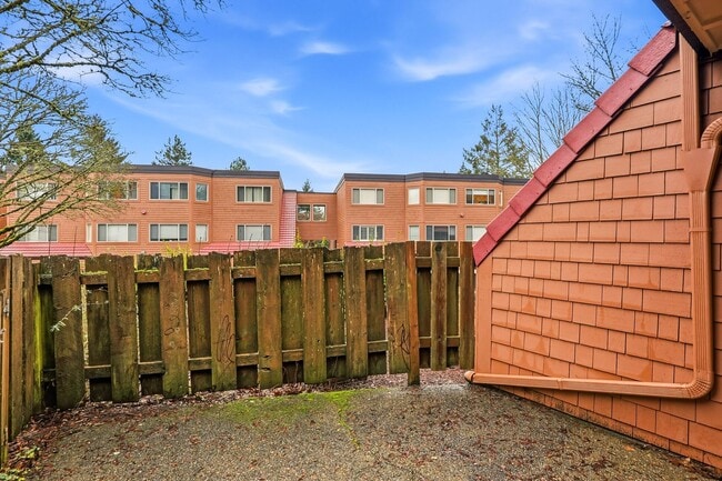 Building Photo - Desirable Lake Oswego Condo 1Bed/1Bath - Mt Park