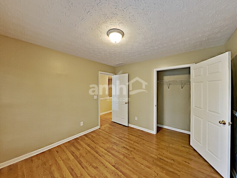 Building Photo - 875 Clairidge Ln