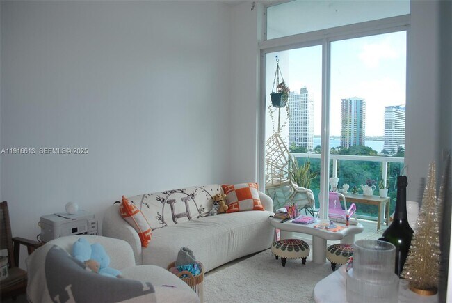 Building Photo - 1723 SW 2nd Ave