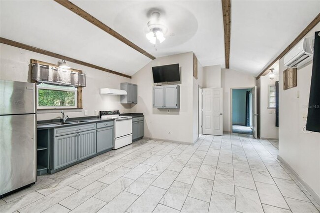 Building Photo - 16453 Pawnee Dr