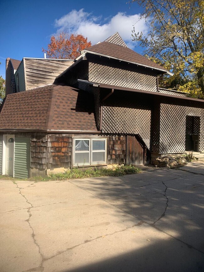 Building Photo - 343-343 College St