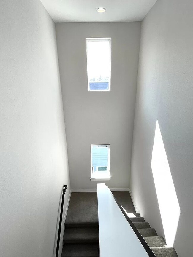 Building Photo - 2 Bedroom 2 Full Bathrooms and 2 Half Bath...