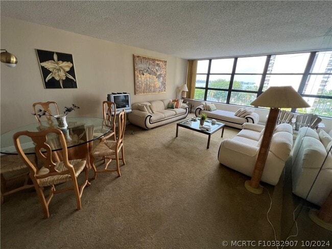 Building Photo - 1440 Brickell Bay Dr