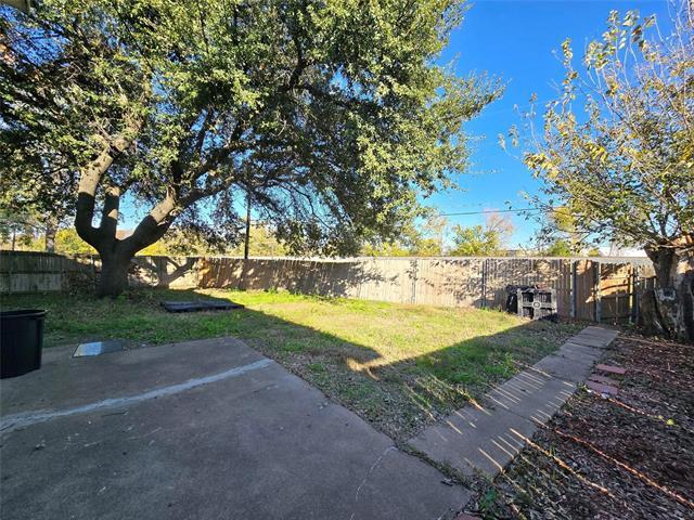 Building Photo - 620 Royal Crest Dr