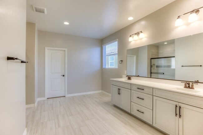 Building Photo - Very Special Oro Valley Home with Pool and Mountain Views!