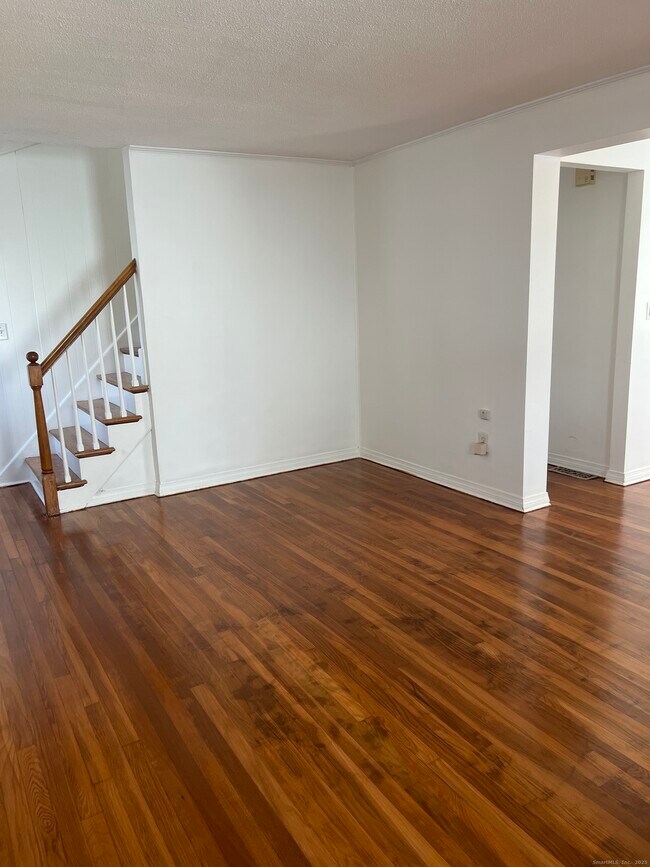 Building Photo - 565 Hart St