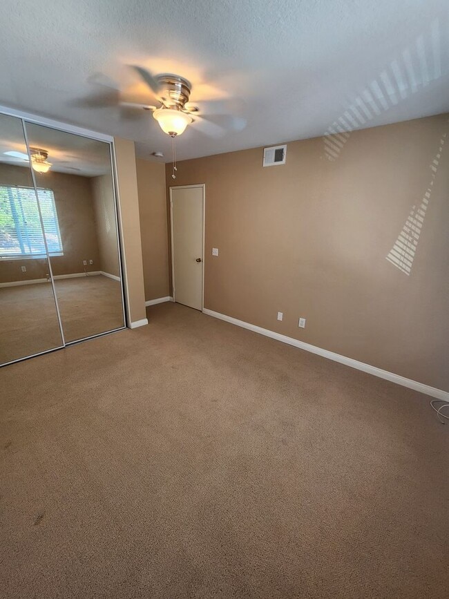 Building Photo - Gorgeous & Spacious 3Bd/2.5Ba, 1,679 SqFt, 2-story Condo - Central A/C & heat, Washer/Dryer - 2 C...