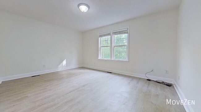 Building Photo - 4705 Pineview Dr