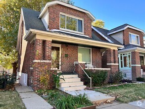 Building Photo - Charming 2-Bed Gem in St. Louis with 966 S...