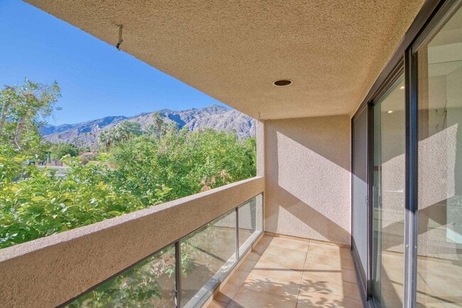 Building Photo - 867 Village Square S