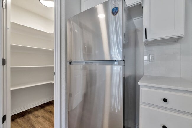 Building Photo - 4 Bed 3 Bath Townhome located close to University!