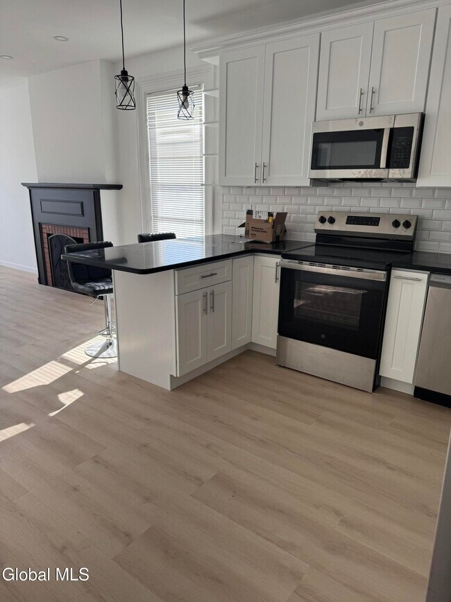 Building Photo - 445 5th Ave