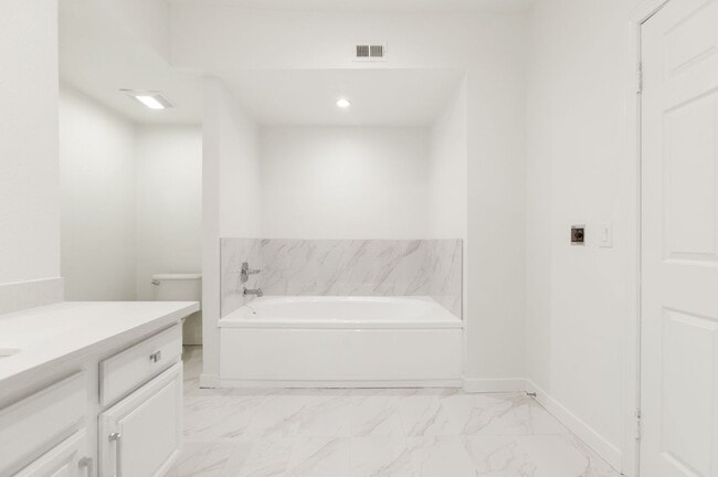 Building Photo - Beverly Hills Prime Location - 2 bed 2.5 bathroom