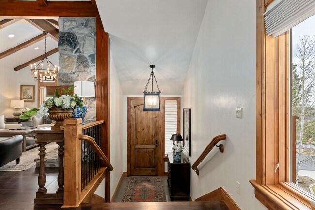 Building Photo - Beautiful 4 bedroom 3.5 bath alongside the Wasatch Mountains!
