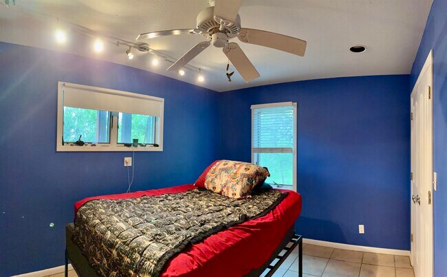 Building Photo - 512 Side Saddle