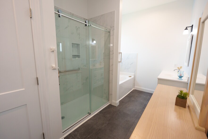 Building Photo - 60 Madison Dr