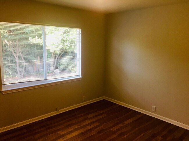 Building Photo - Spacious 3 Bed 1.5 Bath House Close to Val...