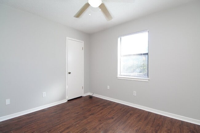 Building Photo - 3BR/2BA with Garage & Fenced Yard – Availa...