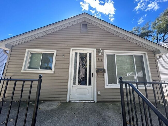 Primary Photo - 316 E George Ave