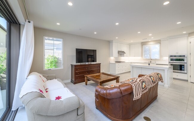 Building Photo - 3bedroom/3 bath/Gated Orchard Hill/Detached House for rent