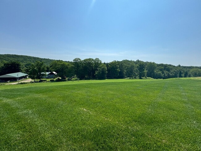Building Photo - Beautiful 4 Bedroom Colonial