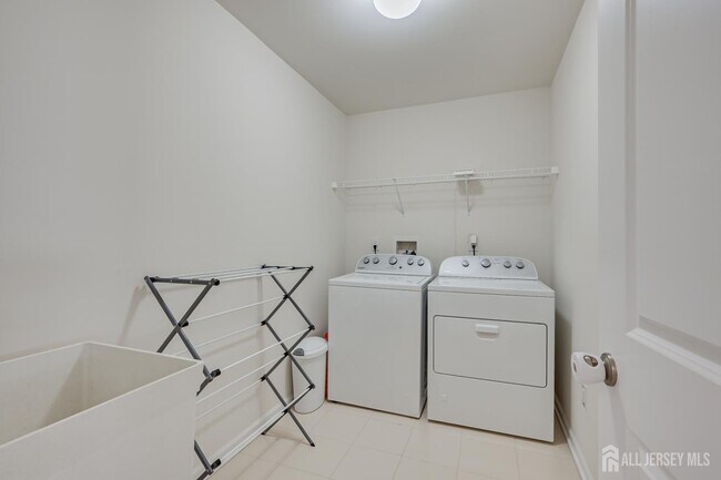 Building Photo - 14 Hyacinth Ln