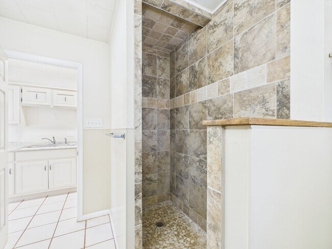 Building Photo - 512 Kraupahen St