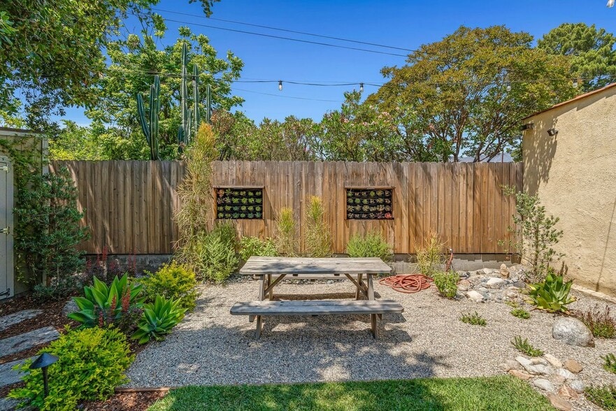 Building Photo - 1053 N Mar Vista Ave