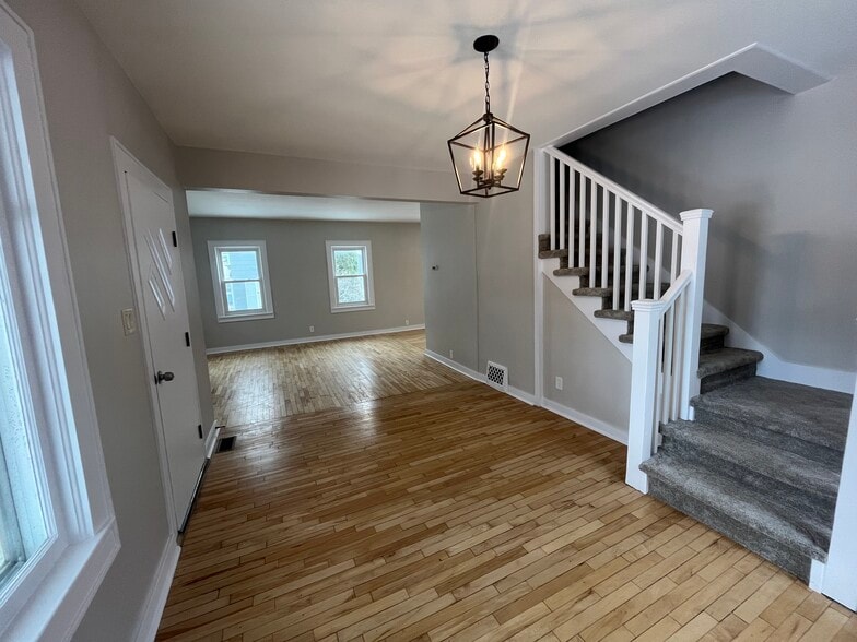 Building Photo - 180 Gillett St