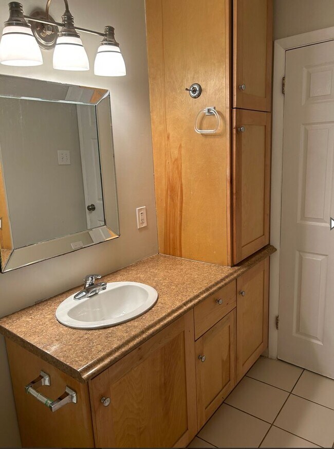 Building Photo - AVAILABLE MID-JUNE!