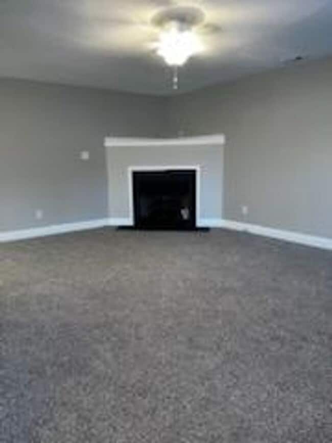 Building Photo - 3 BR Close to Bosch, Downtown, Shopping!