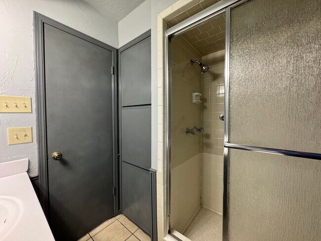 Building Photo - NW 7th Duplex