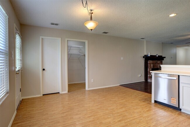 Building Photo - 4608 Cedar Crest Dr