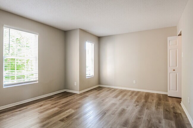 Building Photo - 738 Rosea Ct