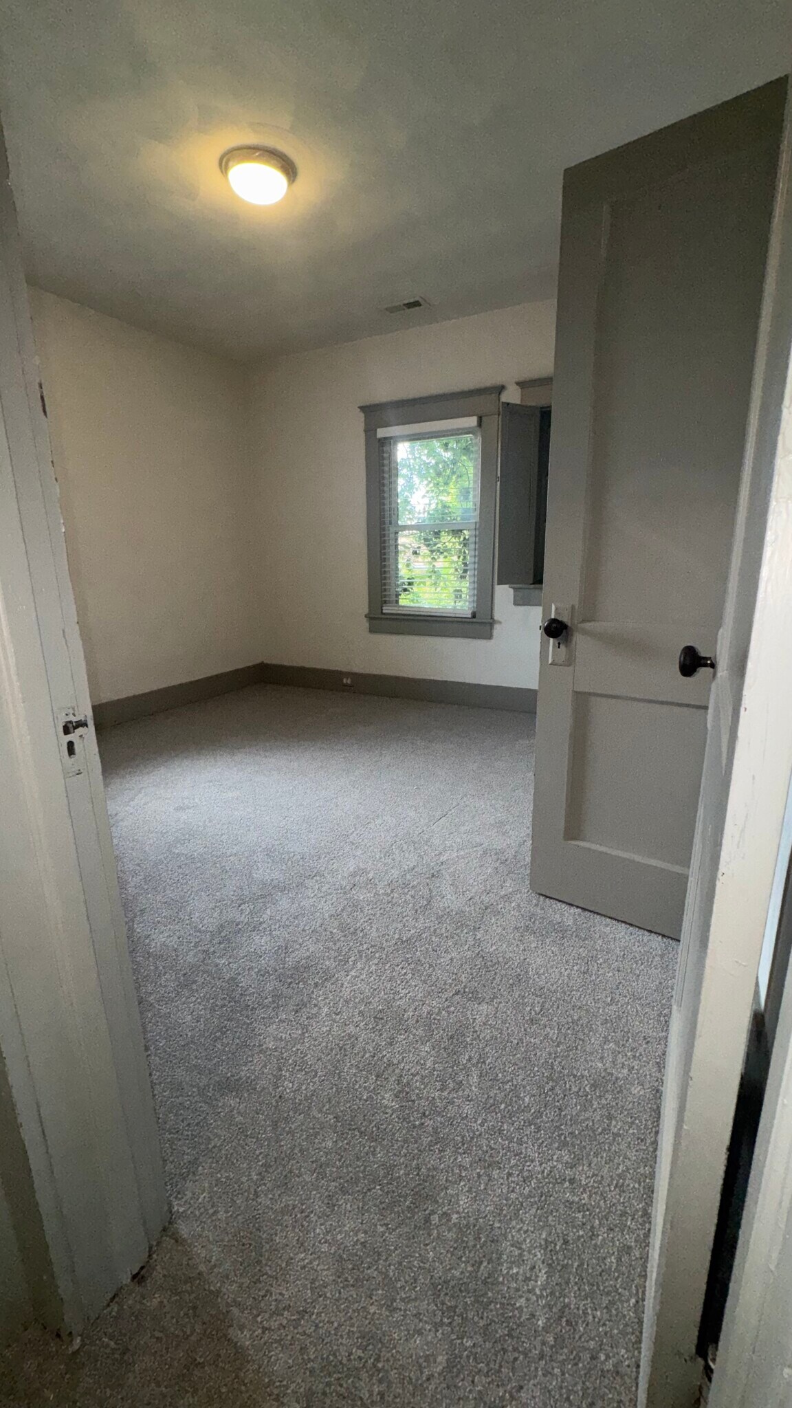 Building Photo - 409 W 27th St