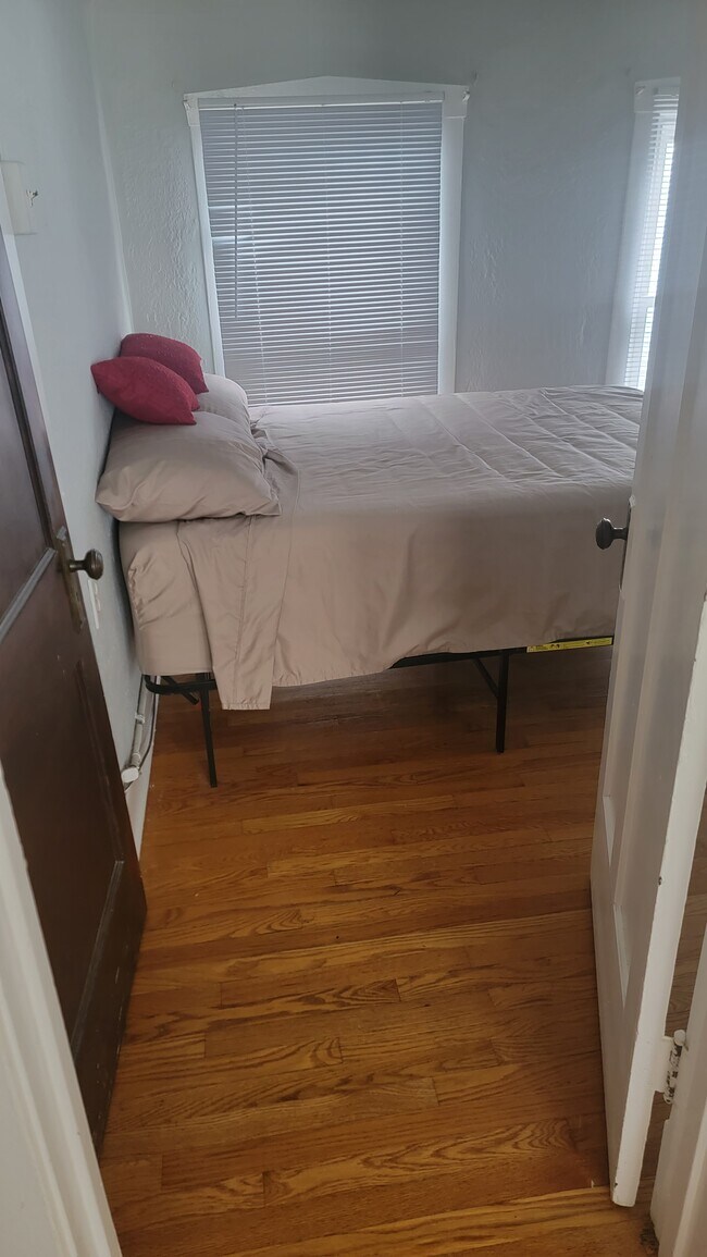 Building Photo - 2518 N Bernard St