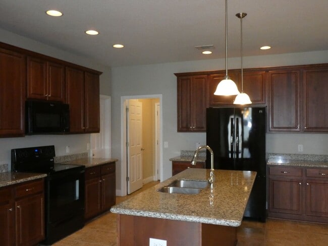 Building Photo - Spacious 5-Bedroom Home