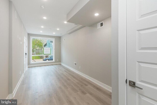 Building Photo - 2550 N Howard St