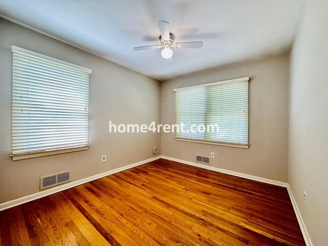 Building Photo - Three Bedroom Home in Overland Park w/ Wood Floors, Finished Basement, and a Fenced Yard!