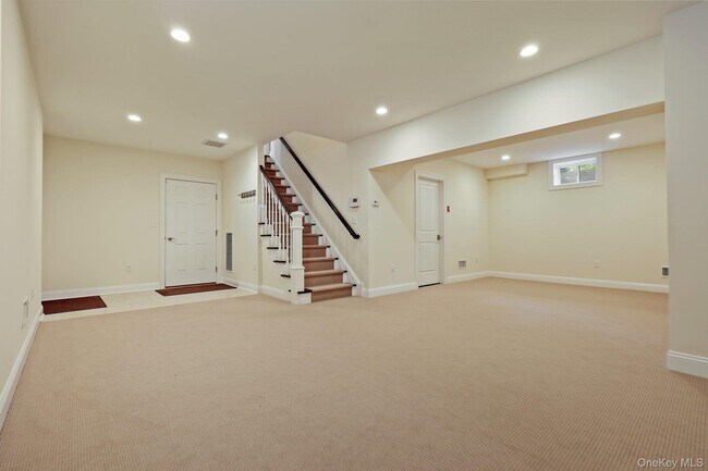Building Photo - 551 River Rd
