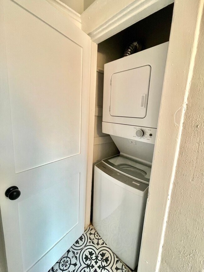 Building Photo - 2317 Klemm St