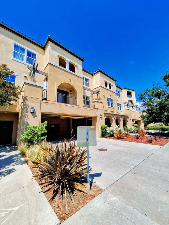 Building Photo - Beautiful 2bd Condo In Gated Community With Pool, Gym, and In-unit Laundry!