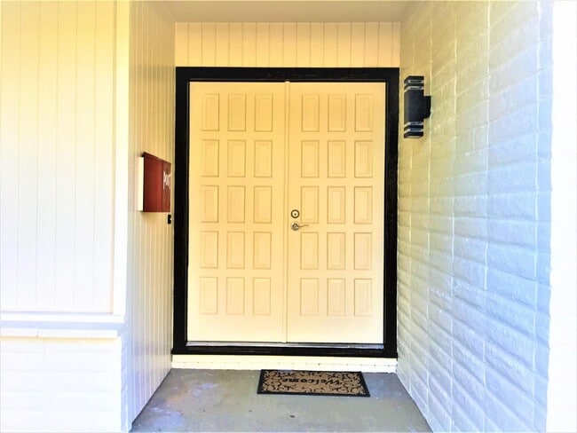 Building Photo - 10891 Santa Teresa Dr