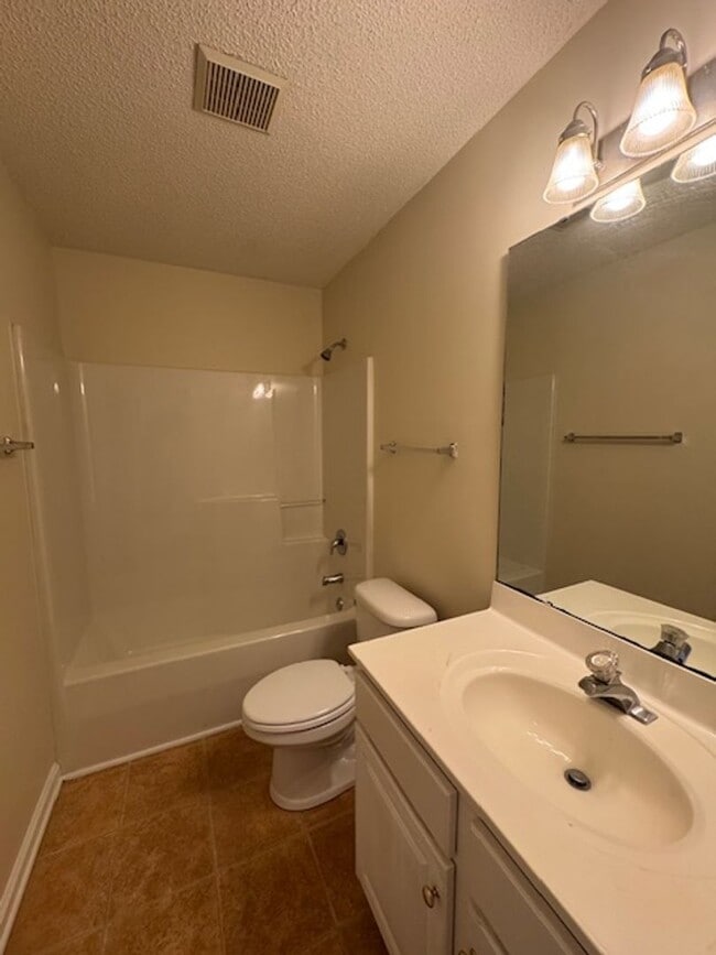 Building Photo - Condo in Holton Place