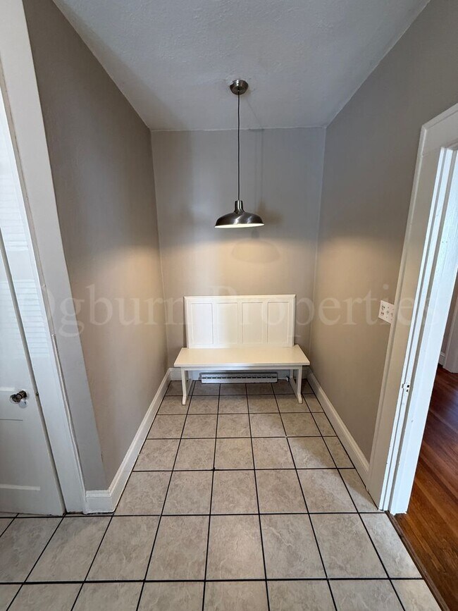 Building Photo - 202 N Hawthorne Rd