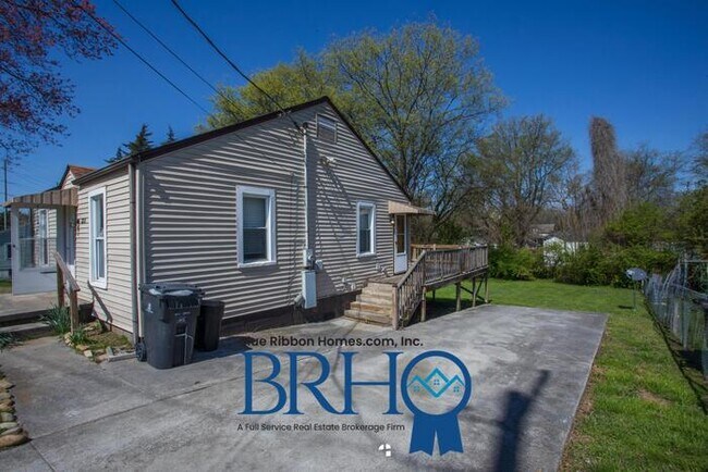 Building Photo - 3213 Shields Ave