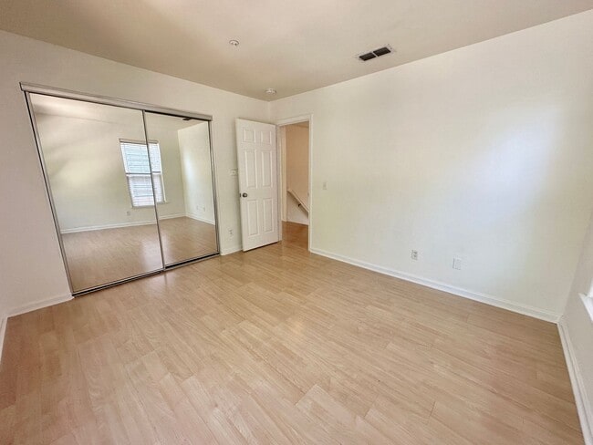 Building Photo - Hamilton 3+bd/2.5bth Townhome w/Den
