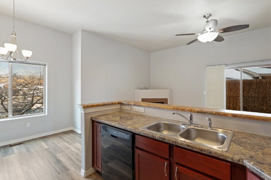 Building Photo - Westside 2-Bed Condo with Mountain Views a...