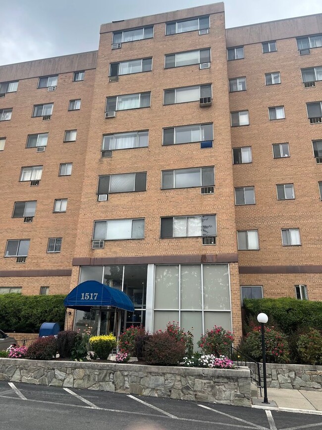 Primary Photo - Spacious One Bedroom Apartment- City views!