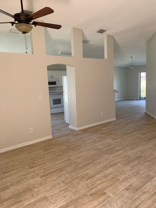 Building Photo - Beautiful 3 Bedroom, 2 Bathroom Home with Lake in Melbourne, FL!